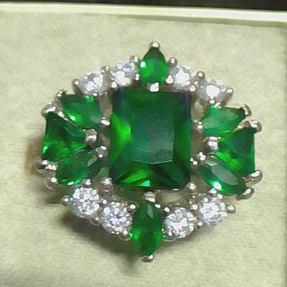 New Genuine Green & White Topaz Ring! - Picture 3 of 5